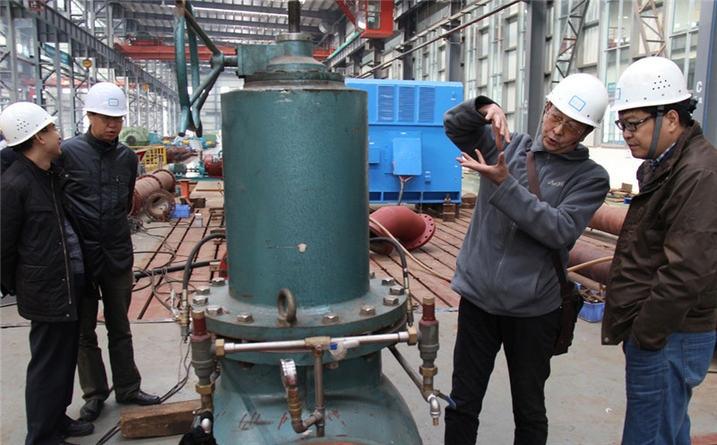 宋總在試驗臺上向瑪爾擋電站業(yè)主郭勛力講解減壓閥的原理 宋總在試驗臺上向瑪爾擋電站業(yè)主郭勛力講解減壓閥的原理